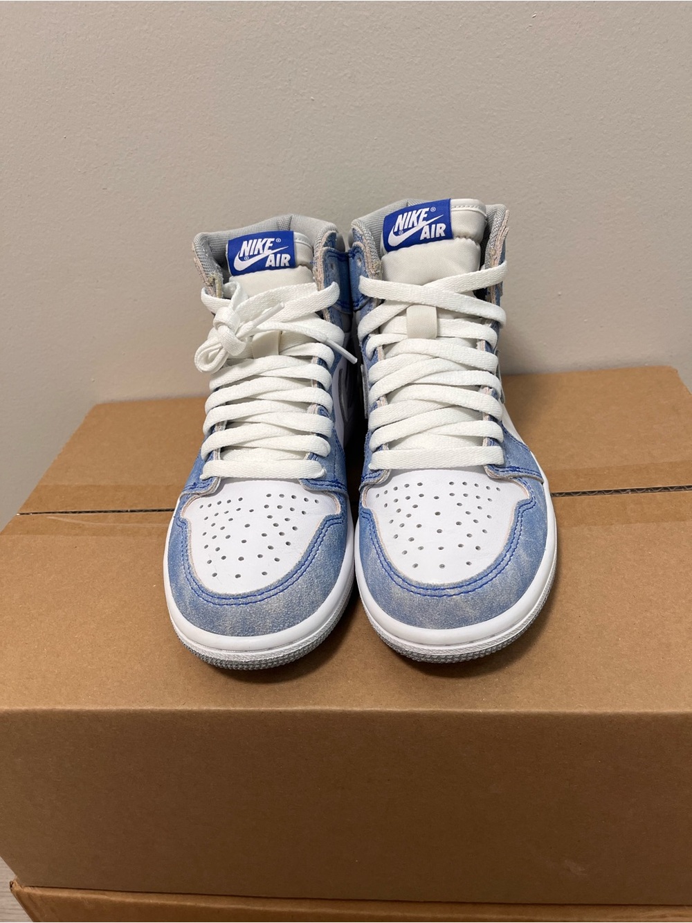 Air Jordan 1 Retro High OG "Hyper Royal" - Picture 4 of 5